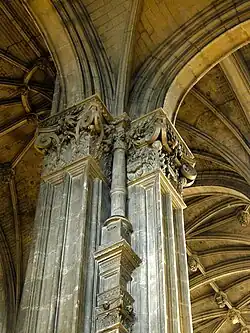 Piliers Corinthiens sur structure gothique.