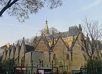 Vue de l'extérieur du cloître.