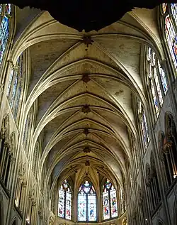 Voûtes gothiques sur croisées d'ogives quadripartites.