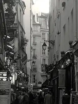 Une rue étroite et haute.