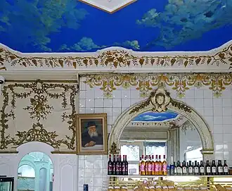 Décor intérieur de la boulangerie du 16 de la rue des Rosiers. Le tableau représente Menachem Mendel Schneerson.