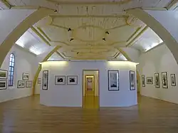 Vue de l'étage organisé en salle d'exposition.