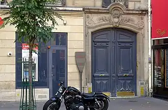 N°79-83 : borne de la ville de Paris rappelant l'existence de la collégiale Saint-Marcel.