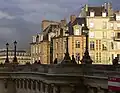 Façades des nos&nbsp;13 et 15 donnant sur la place du Pont-Neuf, prises du tablier sud du Pont-Neuf en direction du quai des Orfèvres.