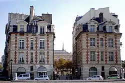 Nos&nbsp;13 et 15, place du Pont-Neuf, situées de part et d'autre de la rue Henri-Robert menant à la place Dauphine.