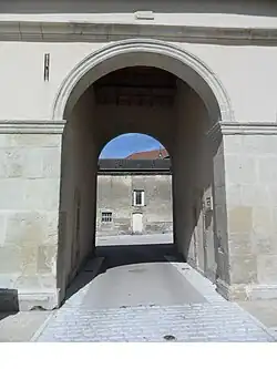 Porche de l'ancien prieuré.