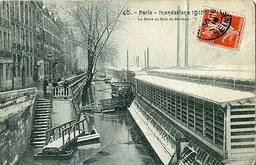 Bateau-lavoir au quai Bourbon à Paris (1910).
