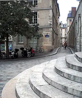 Place de l'Abbé-Basset avec la rue Saint-Étienne-du-Mont, en 2009.
