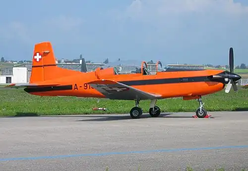 PC-7 des Forces aériennes suisses dans son ancienne livrée orange à la base aérienne de Payerne en 2004.