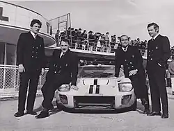 Jean-Michel Giorgi, Jo Schlesser, Guy Ligier, Henri Chemin et la Ford GT40 MkII.