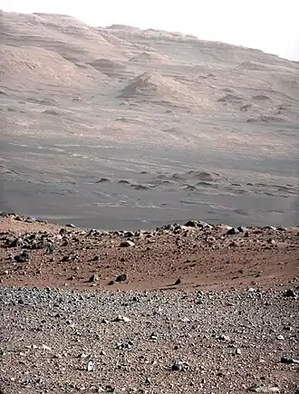 Cette photo prise avec la caméra-téléobjectif MastCam-100, montre des reliefs du Mont Sharp situés à environ 10&nbsp;km.
