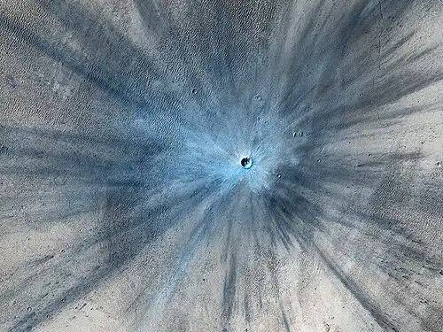 Cratère d'impact de 30&nbsp;mètres de diamètre récent (moins de trois ans) photographié en novembre 2013 par la caméra HiRISE.
