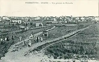 Dès la fin du XIXe&nbsp;siècle se construisent des lotissements à Stains, tels celui-ci, qui est manifestement mal viabilisé : le chemin n'est que de la boue.