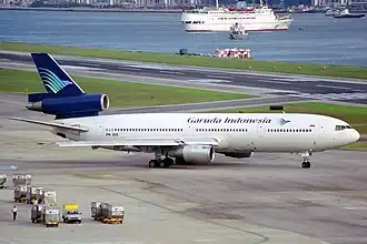 PK-GIE, le McDonnell Douglas DC-10 de Garuda Indonesia impliqué dans l'accident, ici à l'aéroport international Kai Tak de Hong Kong en juillet 1993.