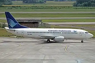 Le Boeing 737-300 de Garuda Indonesia impliqué (PK-GWA), ici à l'aéroport international Soekarno-Hatta en avril 1992, 10 ans avant l'accident.
