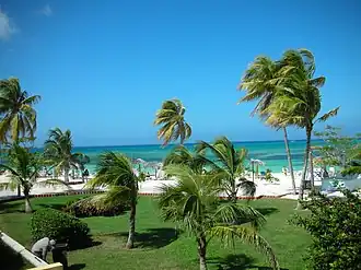 Plage Bani face à l’hôtel Brisas