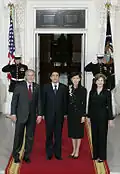 Laura et George Bush accueillant le Premier ministre japonais Shinzō Abe et son épouse devant l'entrée du hall, sous le portique Nord.