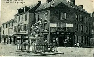 La place de la République, et la statue aux défenseurs.