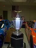 Le trophée PPG qui est présenté le jour de course sur la Victory lane.