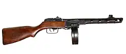 PPSh-41 avec un magasin tambour de 71 coups.