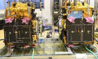Description de l'image PSLV-C60, SpaDEx — Chaser (SDX01) and Target (SDX02) spacecrafts during testing.png.