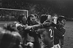 Joueurs stéphanois se congratulant après un but. Au fond de l'image, le but.