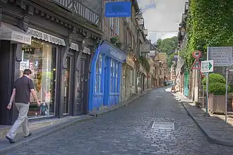 Galeries d'art dans une rue de Honfleur.