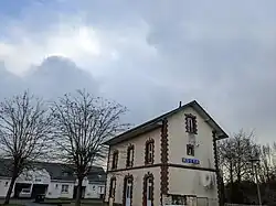 L'ancien bâtiment voyageurs de la gare de Bézu-Saint-Éloi.