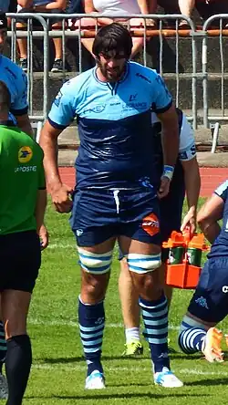 Un joueur de rugby de face, marchant.