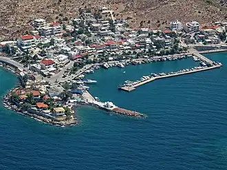 Photographie en couleurs, représentant une vue aérienne d'un port.