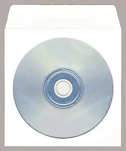 CD dans une pochette en papier.