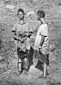 Femmes Padaung (Birmanie) portant des anneaux de cuivre au cou et aux jambes