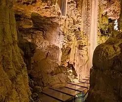 Parois rocheuses encadrant le cheminement des visiteurs.