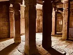 Colonnade à l'intérieur du temple de Padma Brahma, complexe des Navabrahma à Alampur, VIIe&nbsp;siècle et VIIIe&nbsp;siècle.