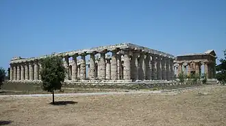 Paestum : au second plan, temple de Poséidon (celui du film) et au premier plan, celui d'Héra.