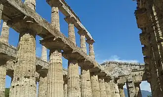 Colonnade interne du « temple de Neptune », déterminant les trois nefs de la cella.