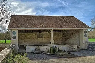 Le lavoir-abreuvoir.