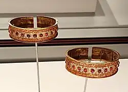 Paire de bracelets en or et rubis.