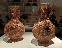 Paire de vases à décor de dragons.