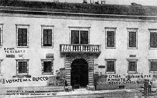 Slogans fascistes sur un bâtiment de Gorizia, 1926