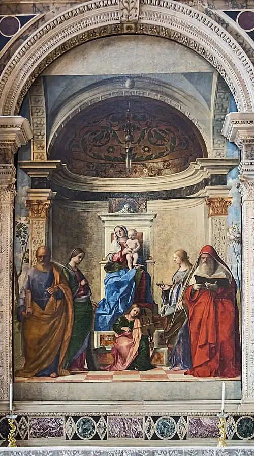 Jeu de perspective en trompe-l'œil entre La Vierge à l’enfant avec l’ange musicien de Giovanni Bellini et l'Église San Zaccaria de Venise, pour laquelle fut peint le tableau.