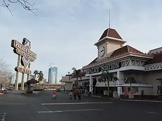 Vue extérieure d'un hôtel sur lequel est inscrit Palace Station.