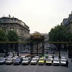 La rue de Lutèce depuis la cour du Mai du palais de Justice en 1978.