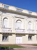 Détails architecturaux d'une des façades du palais Córdoba.