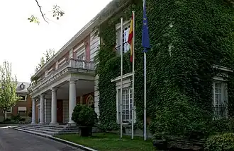 L'entrée du bâtiment du conseil des ministres dans le complexe de La Moncloa.