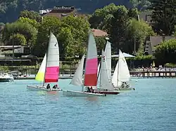 Régate entre amateurs sur le lac devant l’hôtel Beaurivage à Charavines