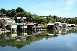 Maisons sur pilotis en bord d'eau.