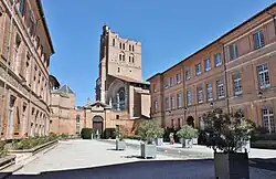 Palais archiépiscopal : cour d'honneur et vue sur la cathédrale.