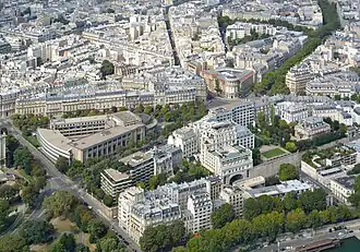 Le palais d'Iéna (à gauche à mi-hauteur de l’image) et le musée Guimet vus de la tour Eiffel.