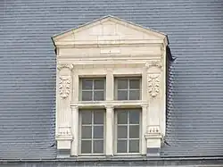 Photographie d'une lucarne.